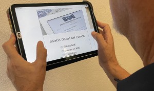 Una persona consulta el BOE en una tablet.