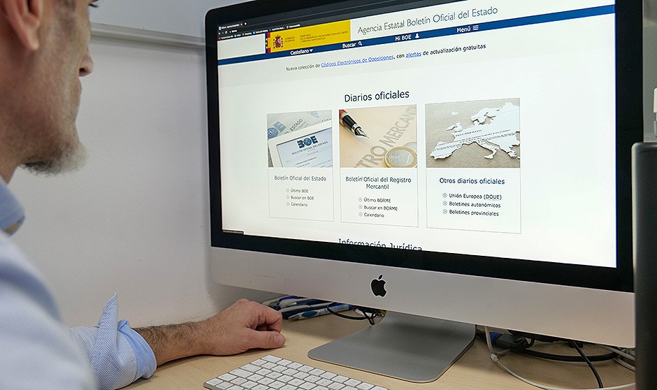 Un lector del Boletín Oficial del Estado (BOE)