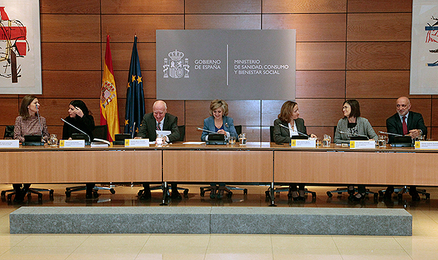 Carcedo expone a los profesionales su plan 'antipseudociencias' en sanidad