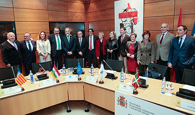 Sanidad y 9 CCAA firman la reforma de AP y dejan su financiación a Hacienda