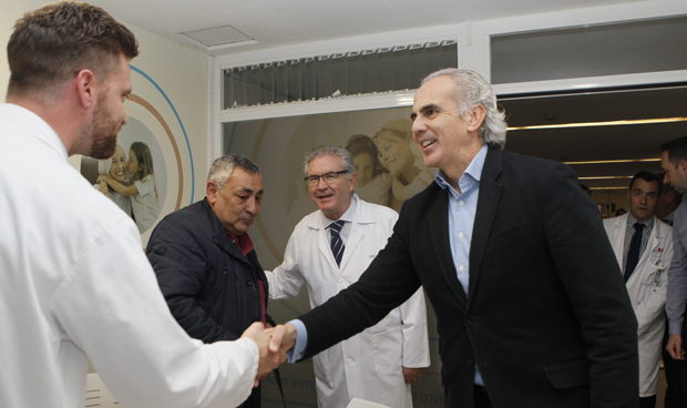 Ruiz Escudero visita el Punto Inspira del Hospital Gregorio Marañón