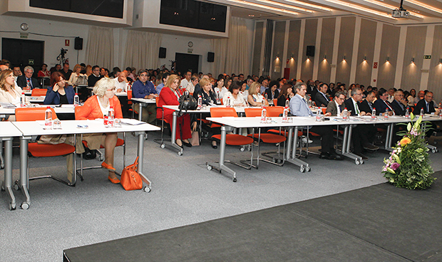 "Un profesional sanitario gestiona mejor un hospital que un político"
