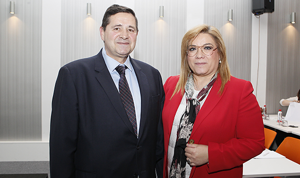 "Un profesional sanitario gestiona mejor un hospital que un político"