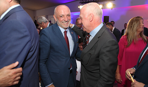 "Los profesionales del SNS han logrado una sanidad más justa y humana"