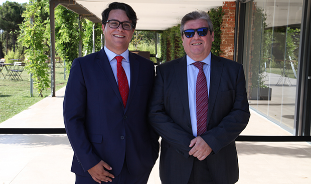 "Los profesionales del SNS han logrado una sanidad más justa y humana"