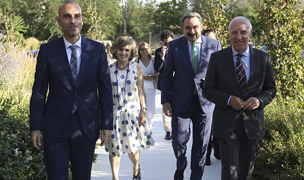 "Los profesionales del SNS han logrado una sanidad más justa y humana"