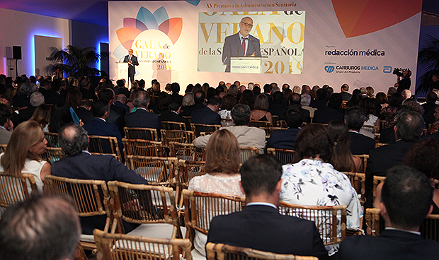 "Los profesionales del SNS han logrado una sanidad más justa y humana"