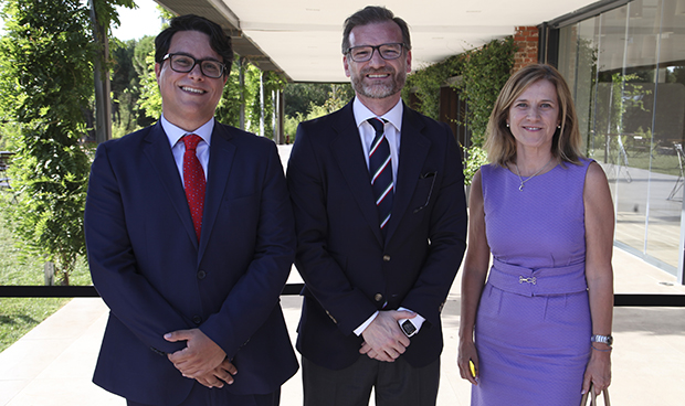 "Los profesionales del SNS han logrado una sanidad más justa y humana"