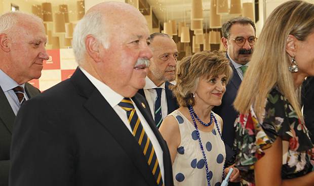 "Los profesionales del SNS han logrado una sanidad más justa y humana"