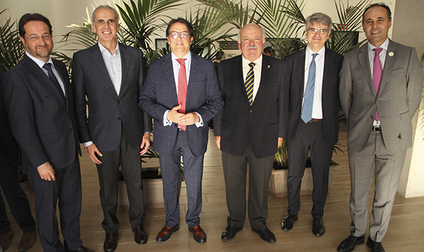 "Los profesionales del SNS han logrado una sanidad más justa y humana"