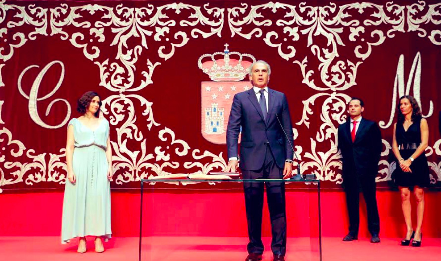 "Ilusión" y "ganas de trabajar" en el reestreno de Ruiz Escudero en Sanidad