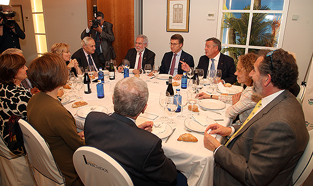 Feijóo: "El médico gallego es una autoridad que suscita admiración"