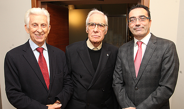 Feijóo: "El médico gallego es una autoridad que suscita admiración"