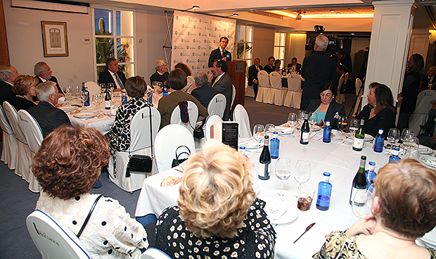 Feijóo: "El médico gallego es una autoridad que suscita admiración"