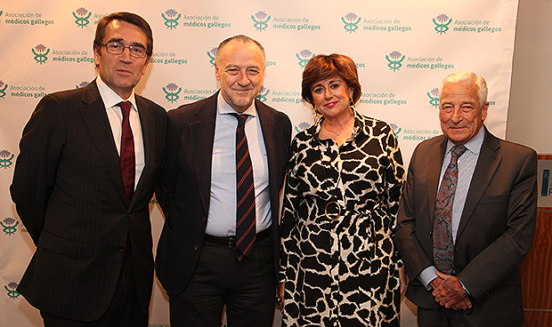Feijóo: "El médico gallego es una autoridad que suscita admiración"