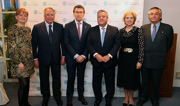 Feijóo: "El médico gallego es una autoridad que suscita admiración"