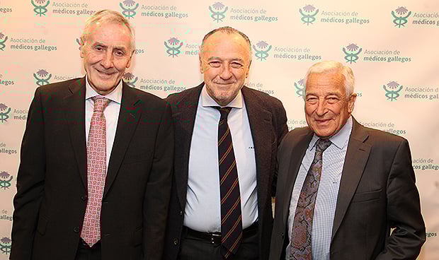 Feijóo: "El médico gallego es una autoridad que suscita admiración"