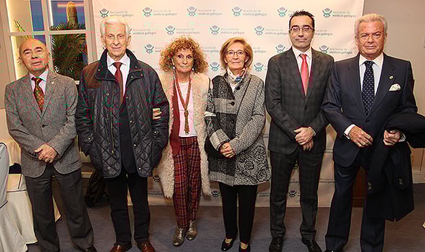 Feijóo: "El médico gallego es una autoridad que suscita admiración"