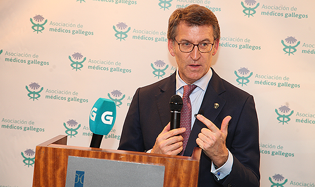 Feijóo: "El médico gallego es una autoridad que suscita admiración"