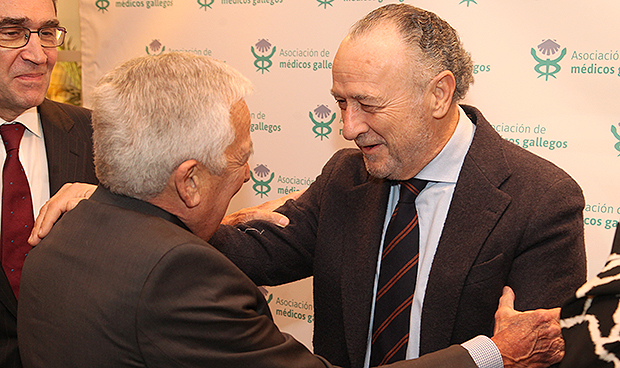 Feijóo: "El médico gallego es una autoridad que suscita admiración"