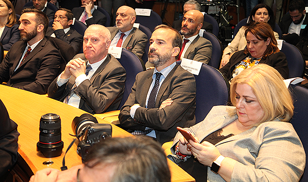 Illa asume la cartera de Sanidad con el reto de "escuchar y resolver"