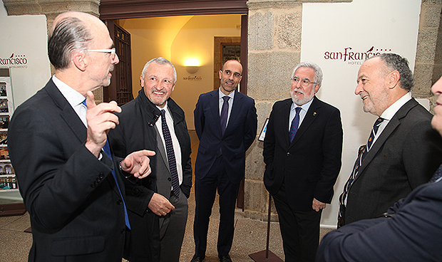 "La sanidad gallega es pionera y un modelo a seguir"
