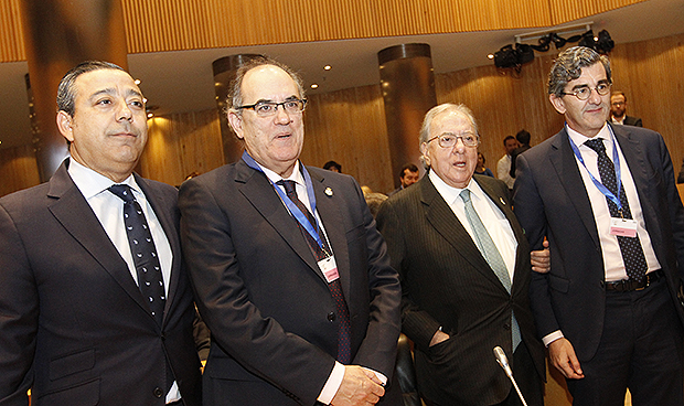 "Gran parte del éxito de nuestra sanidad se debe al trabajo de sus médicos"