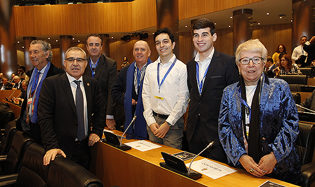 "Gran parte del éxito de nuestra sanidad se debe al trabajo de sus médicos"