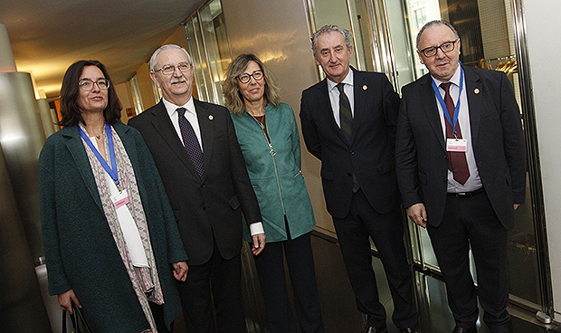"Gran parte del éxito de nuestra sanidad se debe al trabajo de sus médicos"