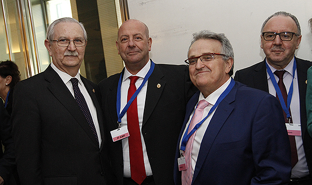 "Gran parte del éxito de nuestra sanidad se debe al trabajo de sus médicos"