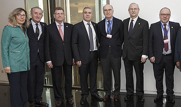 "Gran parte del éxito de nuestra sanidad se debe al trabajo de sus médicos"