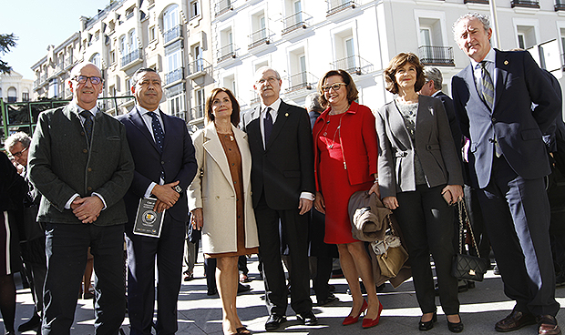 "Gran parte del éxito de nuestra sanidad se debe al trabajo de sus médicos"