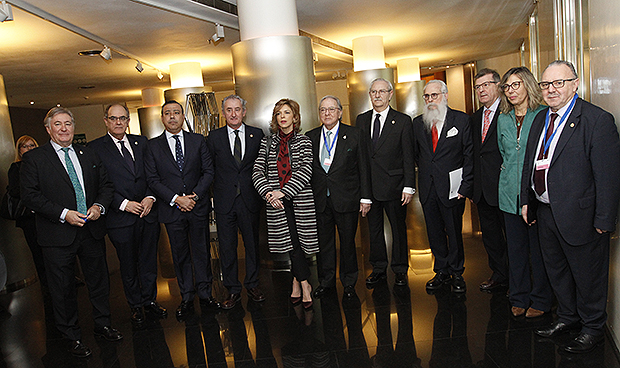 "Gran parte del éxito de nuestra sanidad se debe al trabajo de sus médicos"