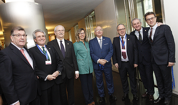 "Gran parte del éxito de nuestra sanidad se debe al trabajo de sus médicos"