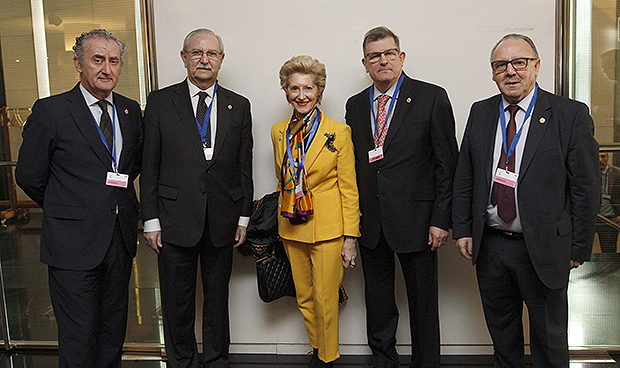 "Gran parte del éxito de nuestra sanidad se debe al trabajo de sus médicos"