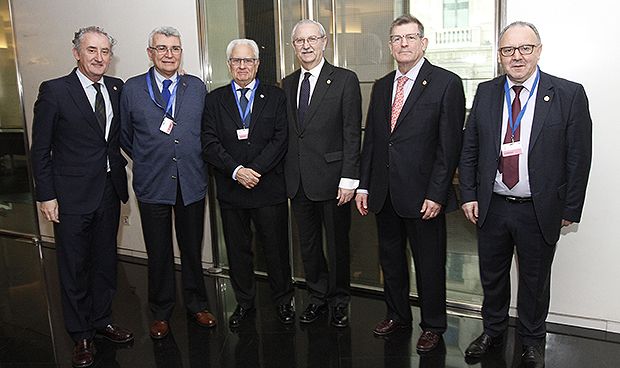 "Gran parte del éxito de nuestra sanidad se debe al trabajo de sus médicos"