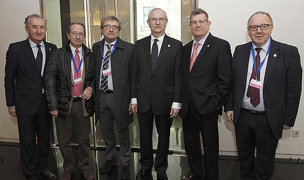 "Gran parte del éxito de nuestra sanidad se debe al trabajo de sus médicos"