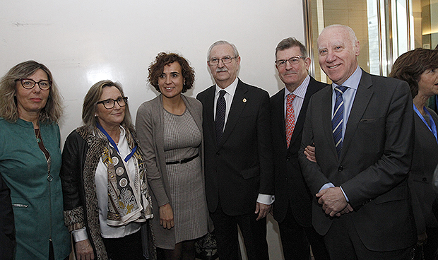 "Gran parte del éxito de nuestra sanidad se debe al trabajo de sus médicos"