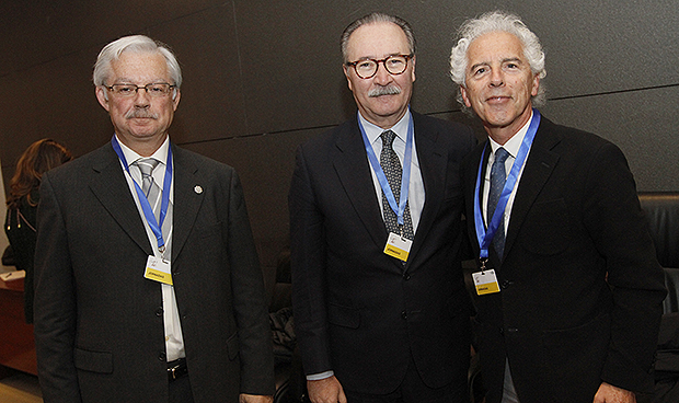 "Gran parte del éxito de nuestra sanidad se debe al trabajo de sus médicos"