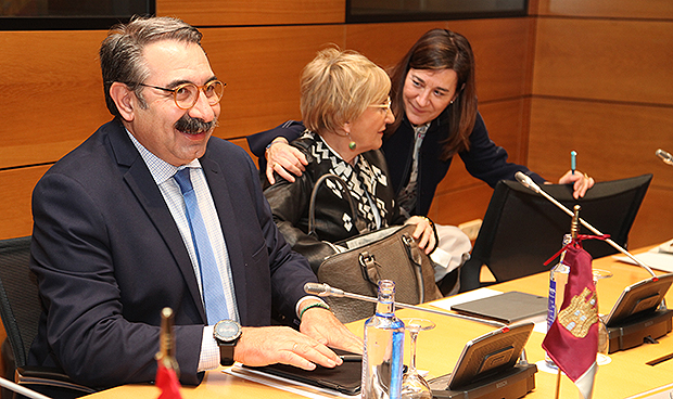 Illa "garantiza" mascarillas de coronavirus para hospitales y profesionales