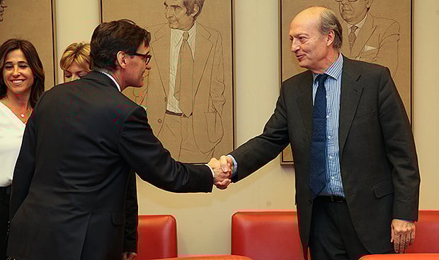 llla debuta en Comisión con anuncio de más plazas MIR y subida de sueldos