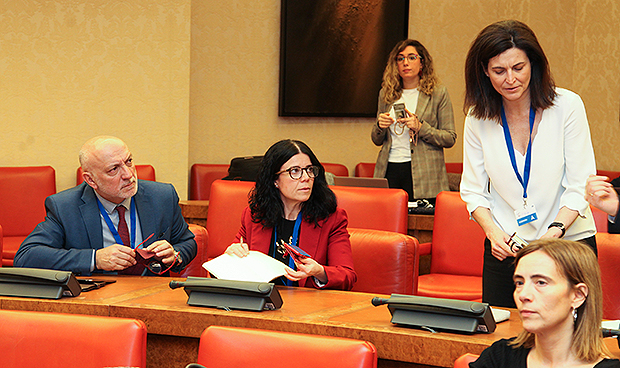 llla debuta en Comisión con anuncio de más plazas MIR y subida de sueldos