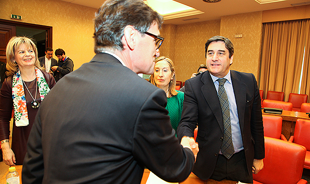 llla debuta en Comisión con anuncio de más plazas MIR y subida de sueldos