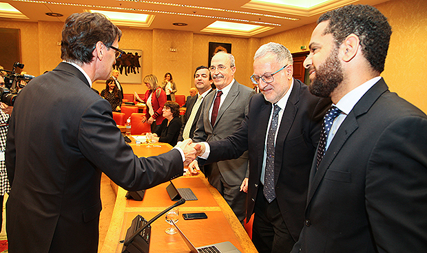 llla debuta en Comisión con anuncio de más plazas MIR y subida de sueldos