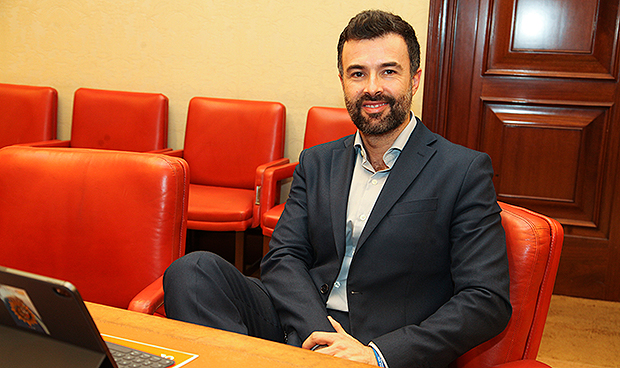 llla debuta en Comisión con anuncio de más plazas MIR y subida de sueldos