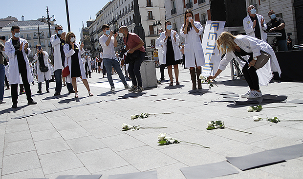 Los médicos se concentran por el Covid-19: "Exigimos respeto y dignidad"