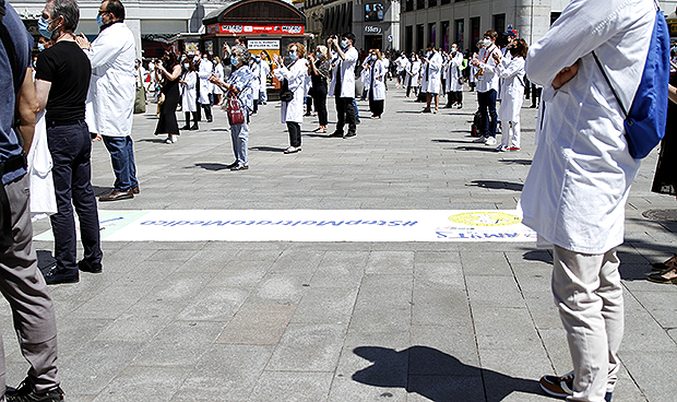 Los médicos se concentran por el Covid-19: "Exigimos respeto y dignidad"