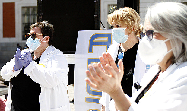 Los médicos se concentran por el Covid-19: "Exigimos respeto y dignidad"