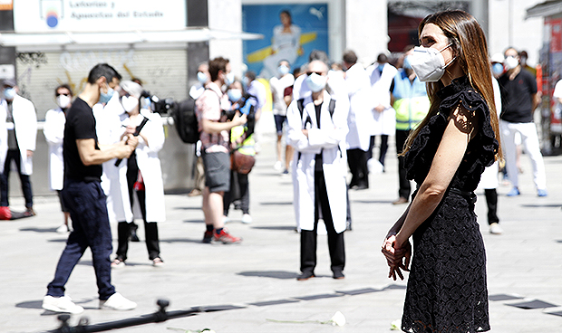 Los médicos se concentran por el Covid-19: "Exigimos respeto y dignidad"