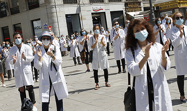 Los médicos se concentran por el Covid-19: "Exigimos respeto y dignidad"